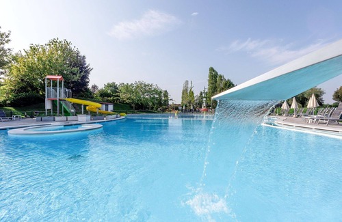 Castelnuovo del Garda Apartment | Beautiful apartment for 4 guests with pool, A/C, hot tub, WIFI, TV, terrace and pets allowed
