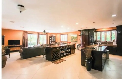 Windsor Park Villa | Beautiful Villa with Beach Access