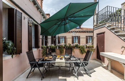 Castello Apartment | Castello 2 Bedroom Apartment with Amazing Canal View