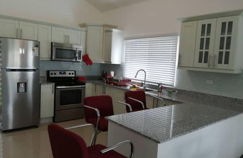 Kingston House | Caymanas Sea Breeze