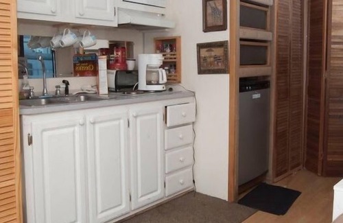 Sheepshead Bay Boat Rental | Charming Modern Housebarge