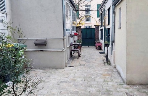 Saint-Louis Apartment | Charming studio, bright and quiet, fully equipped. 2 min. metro Saint-Mandé line 1.