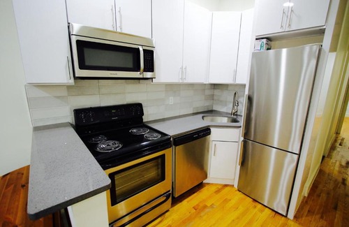 Clinton Hill Apartment | Clinton Hill - 3 Bedroom 2 Bathroom Apartment