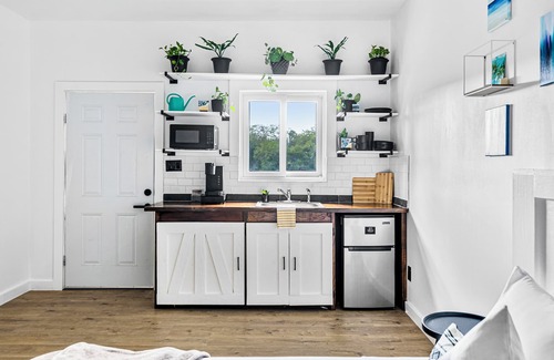 George Town Apartment | Comfortable Exuma Studio Queen Bed A/C Near Restaurants, Bars and George Town