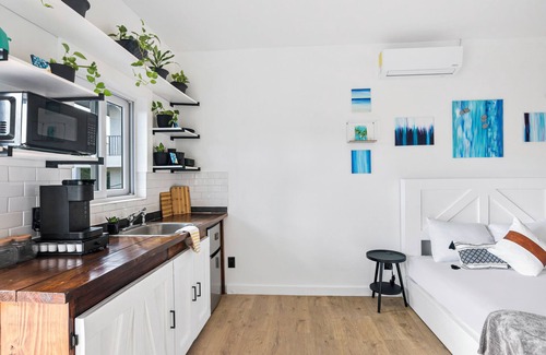 George Town Apartment | Comfortable Exuma Studio Queen Bed A/C Near Restaurants, Bars and George Town