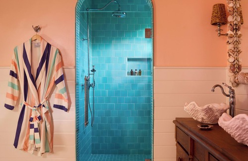 Dunmore Town Hotel | Coral Sands Inn & Cottages