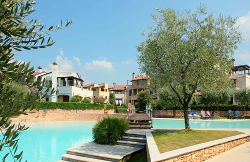 San Benedetto di Lugana Apartment | Cozy Garden Flat by Lake