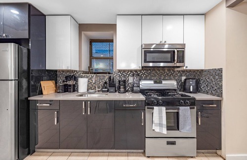 Crown Heights Apartment | Crown Heights 6BD Haven w/Arcade Games for 16