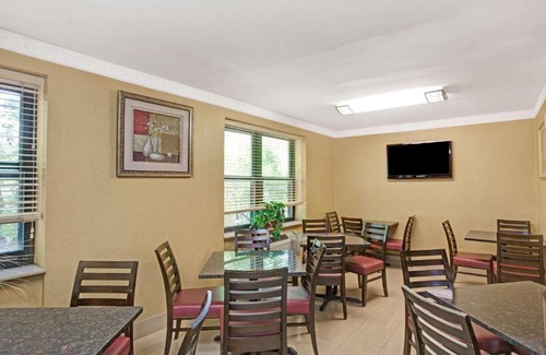 Brooklyn Hotel | Days Inn by Wyndham Brooklyn