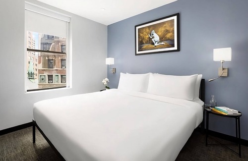 Central New York City House | Deluxe King Room l Lively Location l Close to Metropolitan Museum of Art