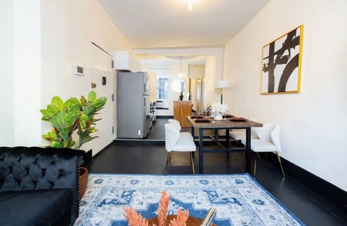 Ukrainian Village Apartment | E10-1 Designer East Village Townhouse 1BR