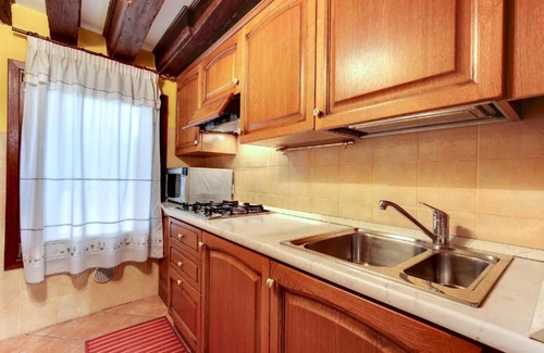 Castello Apartment | Elegante con una camera da letto vicinissimo a Via Garibaldi