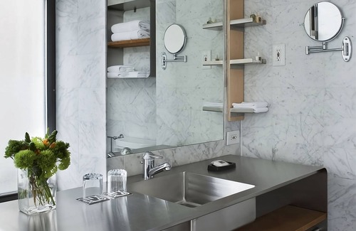 Central Park West House | Enjoy The City Life In The Heart Of NYC! Pet-friendly, Onsite Bar