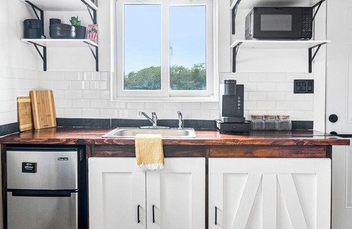 George Town Apartment | Exuma Studio w/King Bed Ideal for Couples or Solo Travel Near George Town