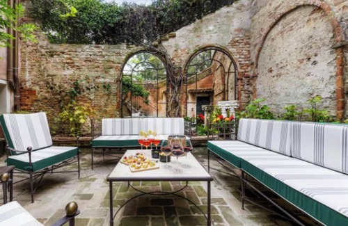 San Polo Apartment | HISTORIC LUXURY MANSION IN DORSODURO & ICONIC ART COLLECTION, WATERFRONT VIEWS
