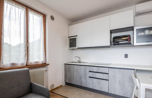 Malcesine Apartment | Holiday Apartment with Wi-Fi, Air Conditioning, Pool and Garden; Garage available; Pets allowed