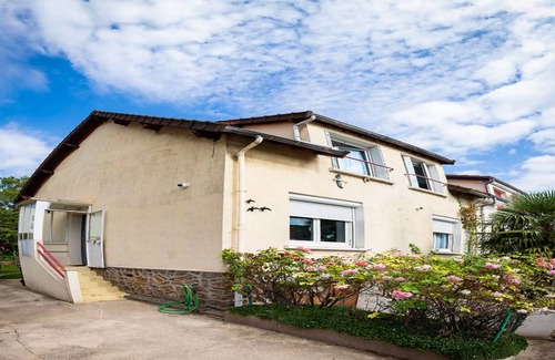 Villeneuve-le-Roi Hotel | Hotel ∙ 8 guests