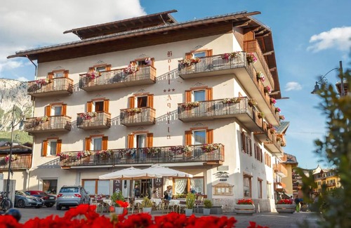 Cortina d'Ampezzo Historic Centre Hotel | Hotel Aquila