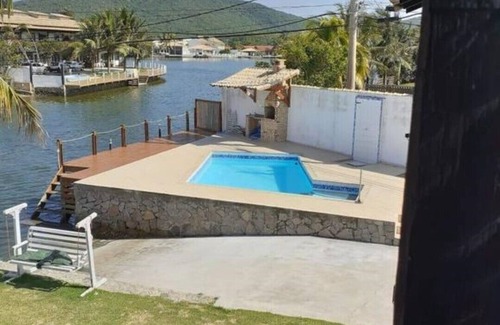 Pero House | House facing the canal