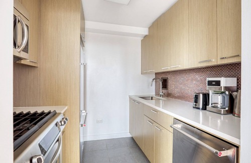 Tribeca Apartment | Ideal Tribeca Studio w/Gym, W/D, Doorman, Pool, View by Blueground