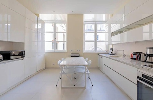 Quartier de la Monnaie Apartment | INDULGE IN THE EPITOME OF PARISIAN LUXURY AT THIS EXQUISITE SPAICE-SAINT GERMAIN
