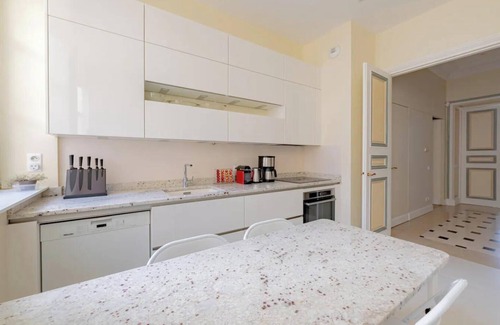 Quartier de la Monnaie Apartment | INDULGE IN THE EPITOME OF PARISIAN LUXURY AT THIS EXQUISITE SPAICE-SAINT GERMAIN