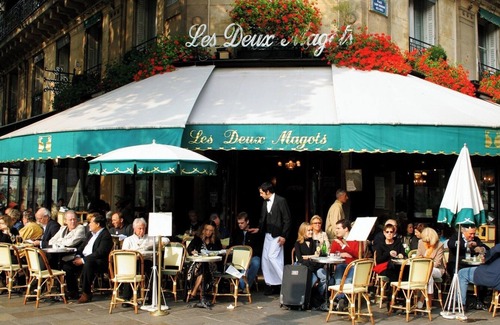 Quartier de la Monnaie Apartment | INDULGE IN THE EPITOME OF PARISIAN LUXURY AT THIS EXQUISITE SPAICE-SAINT GERMAIN