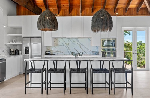 William's Town House | Inspiration Point, newly renovated, heated pool & year-round sandy beach