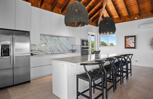 William's Town House | Inspiration Point, newly renovated, heated pool & year-round sandy beach