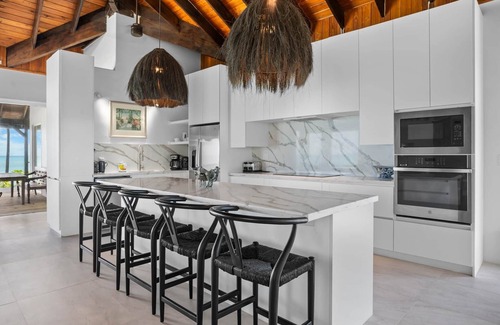 William's Town House | Inspiration Point, newly renovated, heated pool & year-round sandy beach