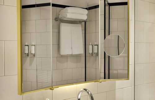 Quartier de la Porte-Saint-Denis Hotel | l'Echiquier Opéra Hotel Paris - MGallery Collection