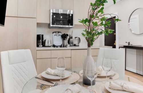 Tribeca Apartment | Modern 3Bd near the Empire State, Manhattan+Terrace Space