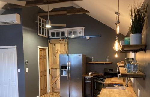 Great Kills House | Modern One Bedroom, private fenced yard