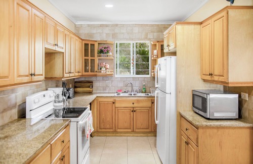Nassau Condo | NEW Beachfront Condo, 5 minutes from airport and 2 mins away from Caves Village.
