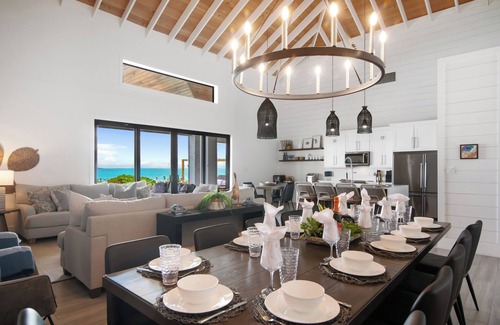 Jimmy Hill House | Oceanfront 5BR Luxury Villa with Heated Infinity Pool Hammocks and Ocean Bar