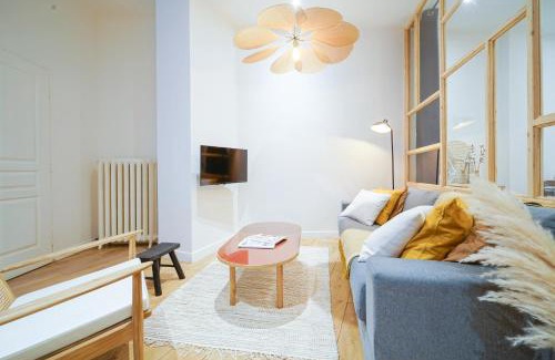 Hopital Saint-Louis Apartment | Parisuites Central Canal Saint Martin Luxe & Chic & Cosy