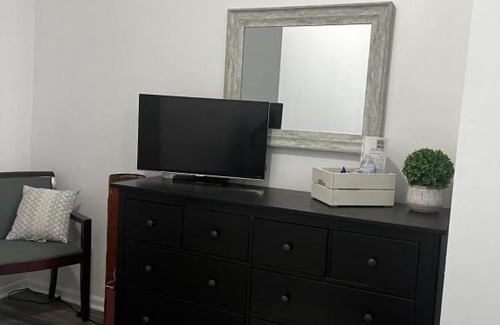 Brownsville House | Private Luxury Room 1