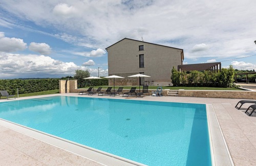 Castelnuovo del Garda Apartment | Room 'Agr Casa Pezzo Doppia 1 Piano' with Shared Pool, Wi-Fi and Air Conditioning