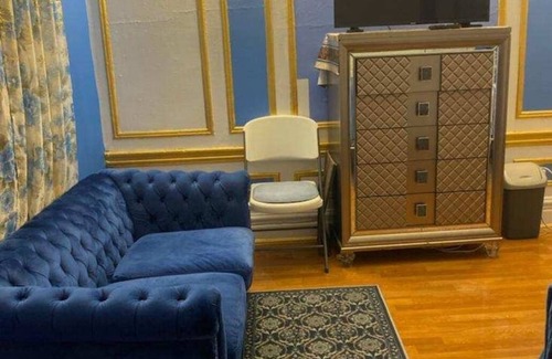 Crown Heights Apartment | Royal Crown (Heights) suite on the Parkway, near MTA trains & buses