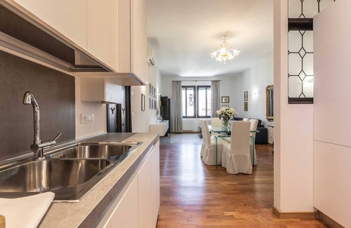 San Marco Apartment | San Marco Alluring and Spacious Apartment with Elevator