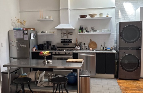 Williamsburg Apartment | Spacious 3-bedroom apartment in terrific Williamsburg Brooklyn with AC, WiFi