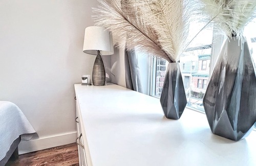 Greenwood Apartment | Spacious Boutique Apartment w/Laundry + Roof Deck + 5 min to Subway + Parking