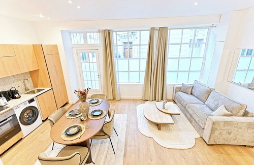 Quartier de Rochechouart Apartment | Sublime Air-conditioned Flat Galeries Lafayette