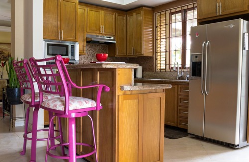 Barbican House | The Inn at 6 - Elegant & Pristine Home an Oasis in The City of Kingston