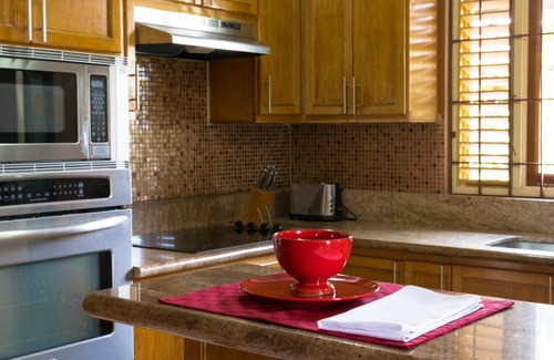 Barbican House | The Inn at 6 - Elegant & Pristine Home an Oasis in The City of Kingston