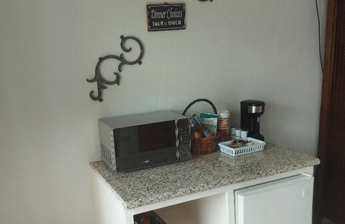 George Town Apartment | The Upper Deck Cozy Private Room 5 minutes away from beach