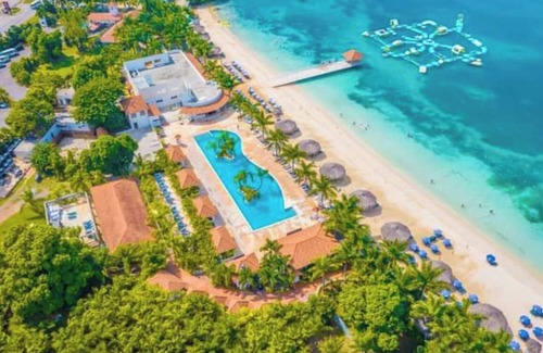 Runaway Bay Villa | TopVilla 7 bedrs w. staff & private beach+beach club water sport excursion incl!
