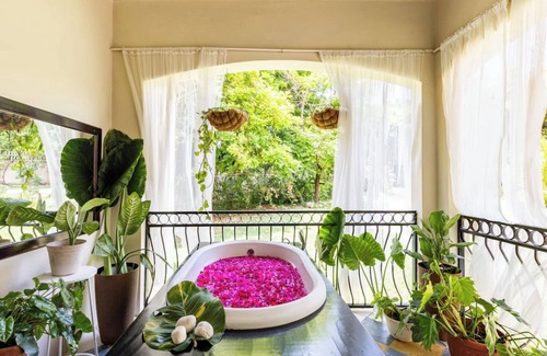 Runaway Bay Villa | TopVilla 7 bedrs w. staff & private beach+beach club water sport excursion incl!