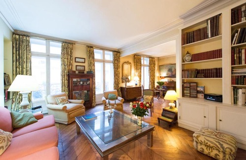 Saint-Germain-des-Pres Apartment | Veeve - Charming Bonaparte