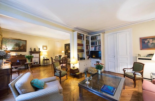 Saint-Germain-des-Pres Apartment | Veeve - Charming Bonaparte